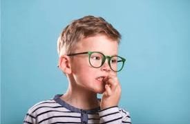 كيف نوقف عادة قضم الأظافر.. لماذا يفعلها الأطفال؟ وما آثارها الجانبية