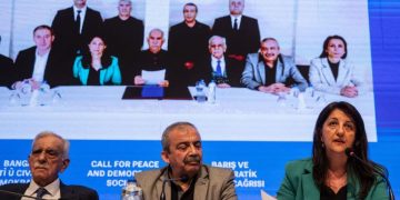 زعيم حزب العمال الكردستاني يوجه بإلقاء السلاح