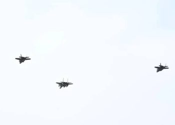 4 طائرات حربية حلّقت فوق تشييع نصر الله.. والرد “الموت لإسرائيل