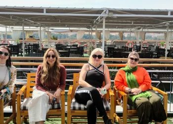 27 فنانة تشكيلية من 13 دولة يروجن للمزارات المصرية في رحلة خلابة من أسوان للأقصر