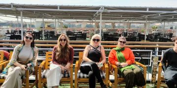 27 فنانة تشكيلية من 13 دولة يروجن للمزارات المصرية في رحلة خلابة من أسوان للأقصر