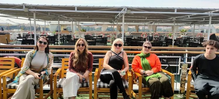 27 فنانة تشكيلية من 13 دولة يروجن للمزارات المصرية في رحلة خلابة من أسوان للأقصر