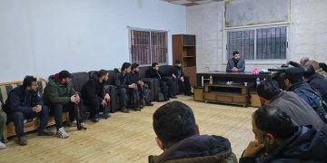 محافظ اللاذقية يزور مخفر القرداحة بعد الهجوم