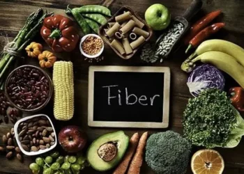 8 أطعمة غنية بالألياف يمكنها تحسين عملية الهضم بشكل طبيعي