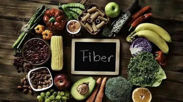 8 أطعمة غنية بالألياف يمكنها تحسين عملية الهضم بشكل طبيعي