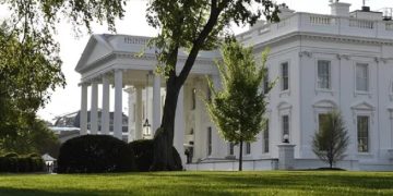 البيت الأبيض يعلن تعليق المساعدات العسكرية لأوكرانيا