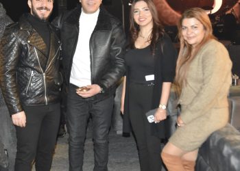 مصطفي كامل يبدع في الغناء بخيمة Zaya