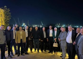 تصافح يُنهي الخلاف..!