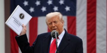 الحرب الجمركية: نظرة مستقبلية على الآثار الاقتصادية والدبلوماسية لأمريكا