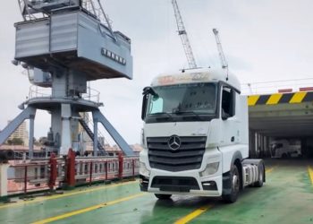 آليات ثقيلة تصل إلى مرفأ اللاذقية