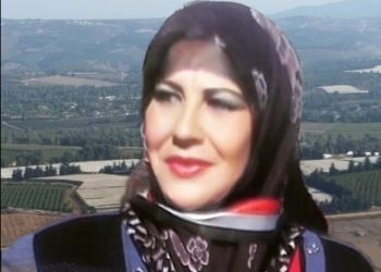 أشواك تعانق الورد