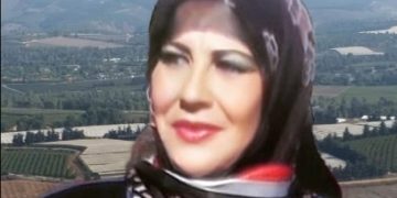 أشواك تعانق الورد