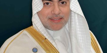 الدبلوماسي د. عاطف سندي يتوَّج بأوسمة المحبة والتميز ويلهم الأوساط العربية بقيم السلام والأناقة