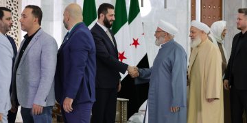 الرئيس الشرع يتبادل تهاني عيد الأضحى المبارك مع عدد من الأهالي والمسؤولين في قصر الشعب