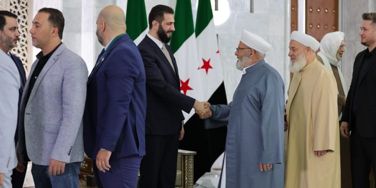 الرئيس الشرع يتبادل تهاني عيد الأضحى المبارك مع عدد من الأهالي والمسؤولين في قصر الشعب