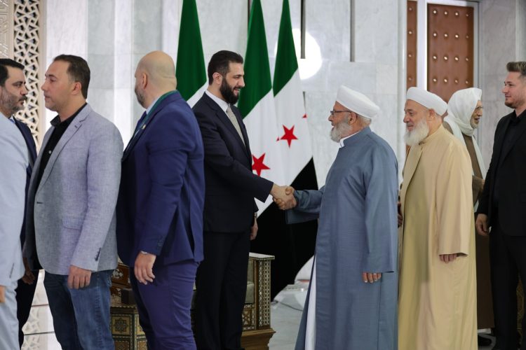 الرئيس الشرع يتبادل تهاني عيد الأضحى المبارك مع عدد من الأهالي والمسؤولين في قصر الشعب