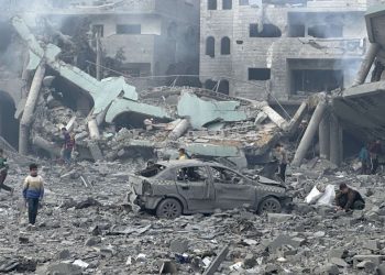 مكتبة مدرسة دار الأرقم في غزة.. ذاكرة علمية أحرقتها آلة الحرب