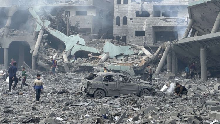 مكتبة مدرسة دار الأرقم في غزة.. ذاكرة علمية أحرقتها آلة الحرب