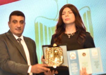 أميرة فتحي تهز مشاعر الحضور بإهداء تكريمها لروح لطفي لبيب في مؤتمر مركز السلام للدبلوماسية الدولية