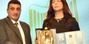 أميرة فتحي تهز مشاعر الحضور بإهداء تكريمها لروح لطفي لبيب في مؤتمر مركز السلام للدبلوماسية الدولية