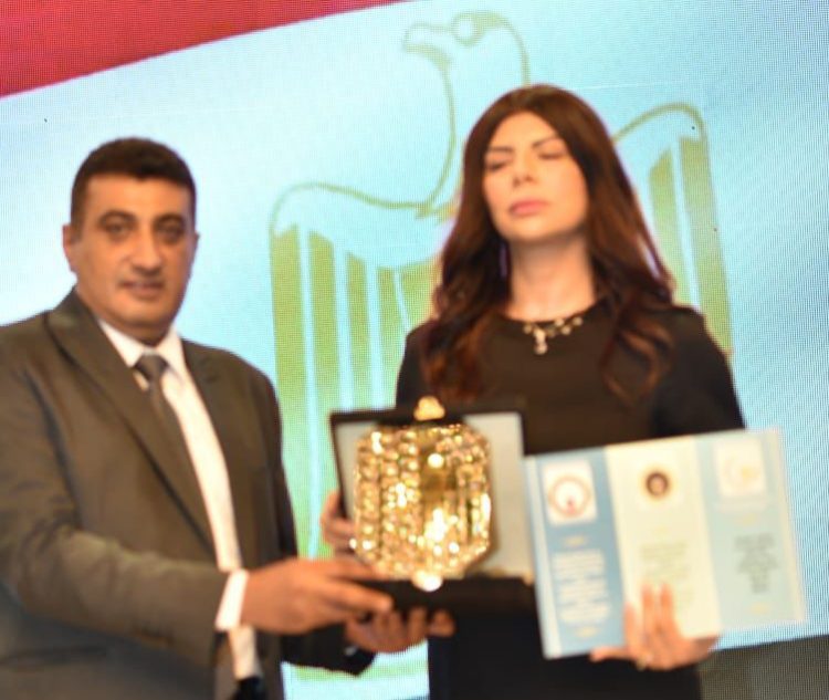 أميرة فتحي تهز مشاعر الحضور بإهداء تكريمها لروح لطفي لبيب في مؤتمر مركز السلام للدبلوماسية الدولية