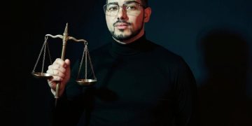 عقوبات قانونية صارمة لمن ينشر صور وفيديوهات غير أخلاقية وكاذبة