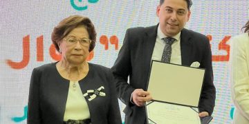 مؤسسة حياة تكرم هاني الشيخ في حفل تخرج دفعه نوال الدجوي من مشروع سكر البيوت