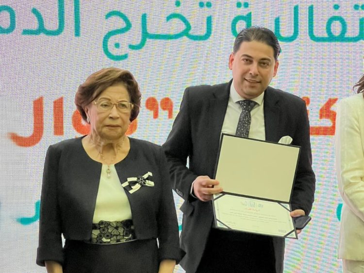 مؤسسة حياة تكرم هاني الشيخ في حفل تخرج دفعه نوال الدجوي من مشروع سكر البيوت