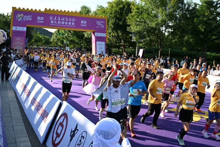 ختام ماراثون سور الصين هواريو وسباق زايد الخيري 2025 بمشاركة أكثر من 17 ألف عداء من 26 دولة