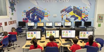 دبي تطلق أول مختبر ابتكار مدرسي لتعزيز مهارات الذكاء الاصطناعي والاستدامة لدى الطلبة