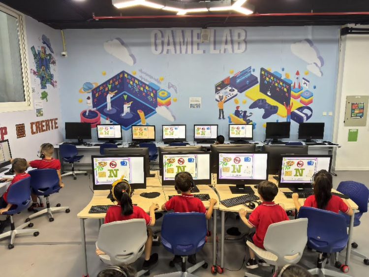 دبي تطلق أول مختبر ابتكار مدرسي لتعزيز مهارات الذكاء الاصطناعي والاستدامة لدى الطلبة