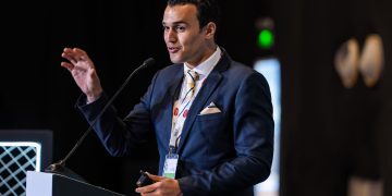 أحمد طارق سليم “تيخا”.. المصري الذي تغلّب على الموت ليقود ثورة الصحة والاستدامة والتكنولوجيا في العالم