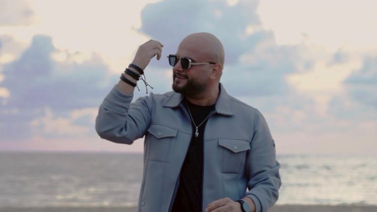 المطرب أمين سلطان يغني “رح حنن قلبي” بعمق وجداني