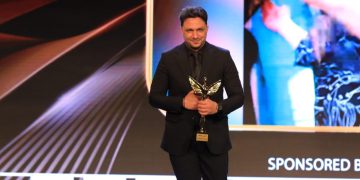 عمرو سلامة يتوج بجائزة أفضل مطرب شعبي 2025 في مهرجان «وشوشة للأفضل»