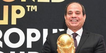 الرئيس يستقبل مجسم كأس العالم في حضور أشرف صبحي وأبو ريدة