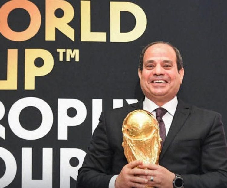 الرئيس يستقبل مجسم كأس العالم في حضور أشرف صبحي وأبو ريدة