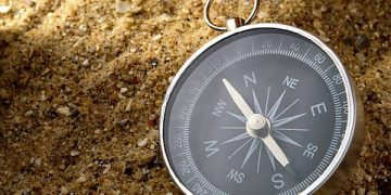 حين تُخطئ البوصلة… ويجلس الظلّ في مقعد الضوء