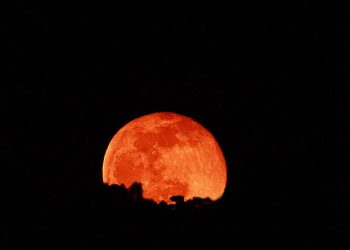 خسوفٌ كليٌّ لـ”قمر الدم” يستمر 58 دقيقة.. وهذا موعده