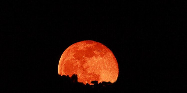خسوفٌ كليٌّ لـ”قمر الدم” يستمر 58 دقيقة.. وهذا موعده