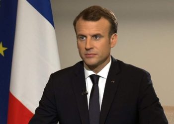 ماكرون يحذر من فوضى في لبنان ويعرض استضافة المفاوضات