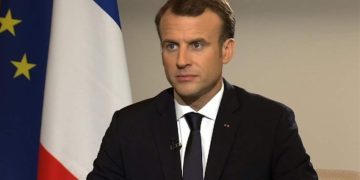 ماكرون يحذر من فوضى في لبنان ويعرض استضافة المفاوضات