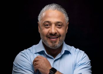 الفنان محمود الخياط يعود للساحة الفنية باغنية ” عيونك رحلة أيامي “