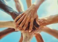 من ذهنية الصراع إلى فنّ بناء المجتمع الديمقراطي